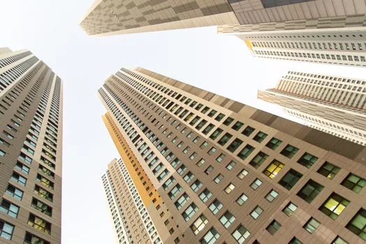 Korean lease contract beside apartment unit number memo and building register checklist | 계약서 동호수와 전유부 건축물대장을 대조하는 장면