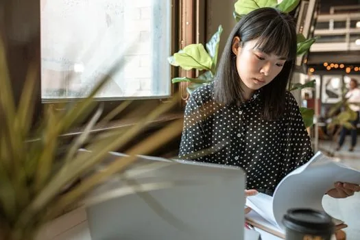 Korean tenant checking building register search page with lease contract and address memo on laptop | 건축물대장 열람 전 주소와 계약서를 대조하는 장면