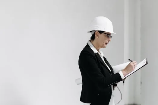 Korean tenant comparing building register and real estate registry documents with checklist | 건축물대장과 등기부등본을 함께 대조하는 장면