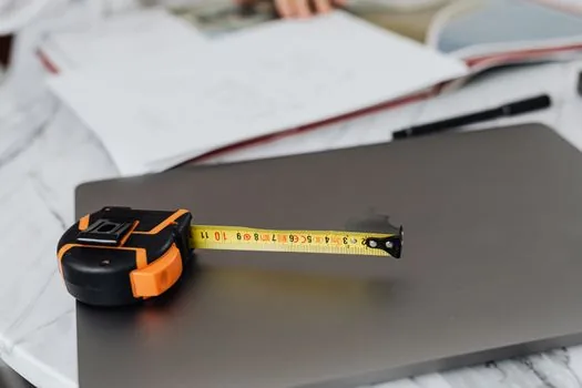 parcel packing checklist with scale, measuring tape, fragile item note and prohibited item list, clean Korean lifestyle desk