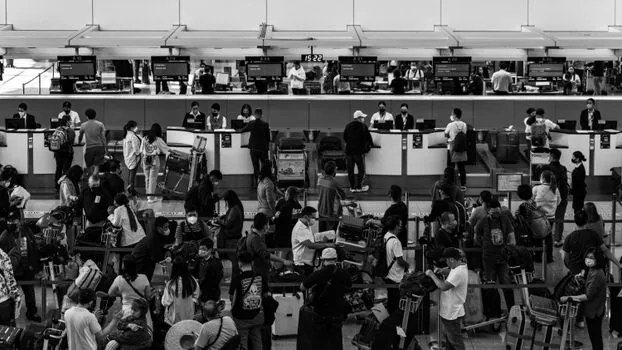 passenger asking express bus terminal ticket counter about cancellation after missed departure | 출발 후 터미널 창구에서 취소 가능 여부를 문의하는 장면