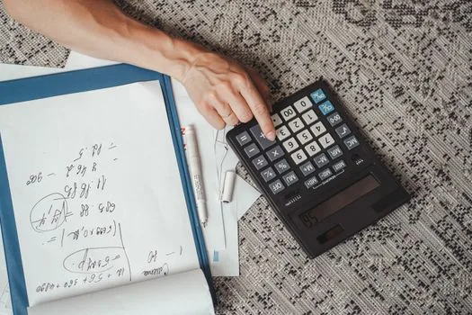 pension benefit calculation sheet with 306630 and 204360 won figures, checklist pen and official envelope, realistic editorial photo, no private data | 부양가족연금 금액 계산 장면 | 배우자·자녀·부모 가산액을 계산하는 설명 이미지