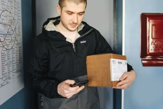 smartphone parcel pickup reservation with card payment and pickup place checklist on table, Korean home setting, no brand logo