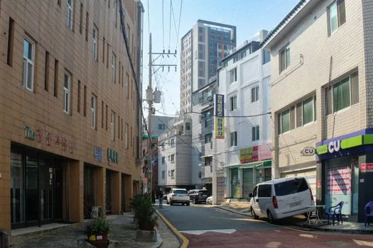 Smartphone showing local collection bin map beside medicine disposal checklist, Korean apartment neighborhood, bright realistic guide photo | 폐의약품 수거함 위치를 휴대폰으로 확인하는 장면