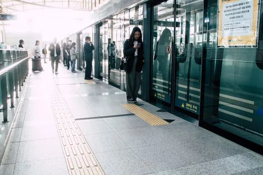 traveler marking weekday weekend holiday on calendar before cancelling express bus ticket | 평일·주말·명절 여부와 출발 3시간 전을 달력에서 확인하는 장면