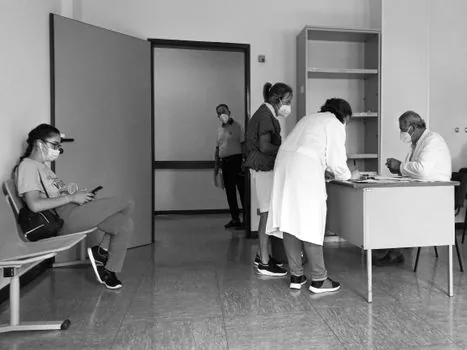 hospital reception counter identity check notice with patient smartphone | 병원 접수창구에서 본인확인 안내를 확인하는 장면