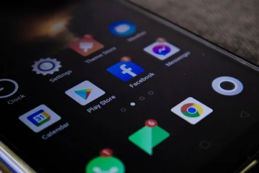 Android phone user checking Google Play subscriptions list and card billing notification at home table, realistic Korean digital life photo | Google Play 정기 결제 목록과 카드 청구 알림을 함께 확인하는 장면