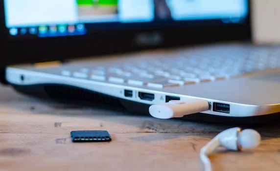 Confidential documents beside laptop with offline PDF tool checklist and USB drive, Korean home office desk, realistic photo, no readable text | 개인정보 문서를 오프라인으로 처리할지 점검하는 장면