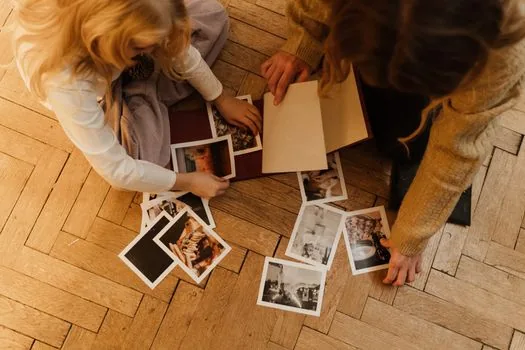 iPhone family photo sharing settings checklist with printed photos and calm home desk, no readable private data | 가족 공유와 사진 공유 설정을 구분해 체크하는 장면