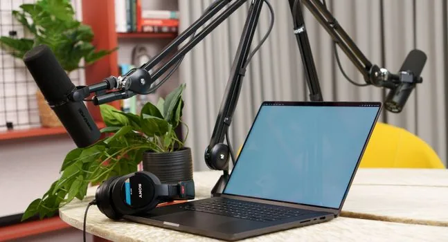 Korean creator downloading OBS Studio from official website on laptop, monitor and microphone visible, realistic tutorial desk | OBS Studio 공식 다운로드 페이지를 확인하는 장면