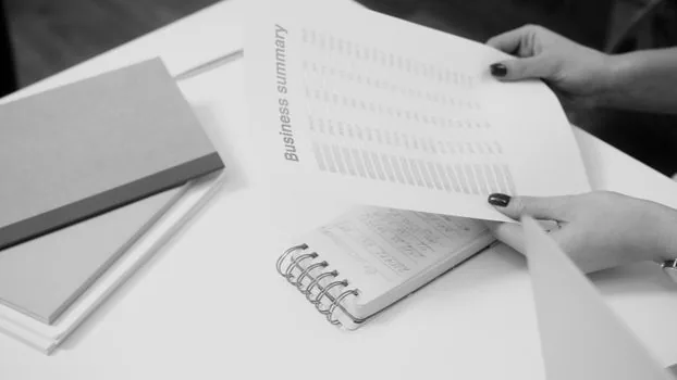 Korean laptop screen with PDF thumbnails being reordered, clean document desk, no readable personal information, realistic editorial photo | PDF 파일 순서를 드래그해 정리하는 장면