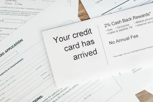 Korean smartphone showing parking payment history beside credit card statement and notebook checklist, realistic office desk, no readable personal data | 주차 결제내역과 카드 승인내역을 대조하는 장면