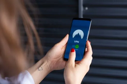 Korean user choosing mobile identity verification for privacy cleanup service on smartphone and laptop, realistic bright home desk photo | 본인확인 수단을 고르고 가입 내역을 조회하는 장면