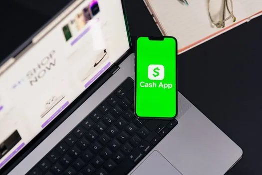 Korean user comparing bank app transaction history with automatic payment cancellation result on laptop, no personal data