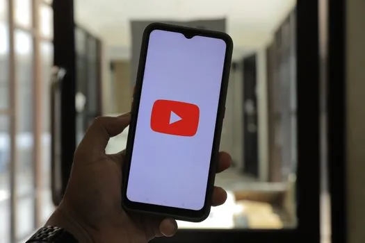 Korean user comparing YouTube watch history settings on smartphone and tablet | 유튜브 시청 기록 삭제와 일시중지 차이를 설명하는 모바일 설정 이미지
