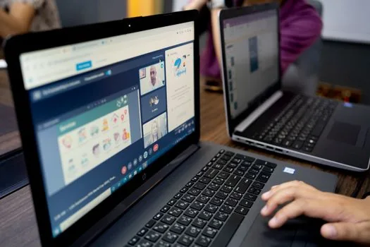 Korean user downloading Microsoft Teams from official page on laptop before online meeting, headset and meeting agenda on desk, realistic bright editorial photo | Teams 공식 다운로드를 확인하는 장면