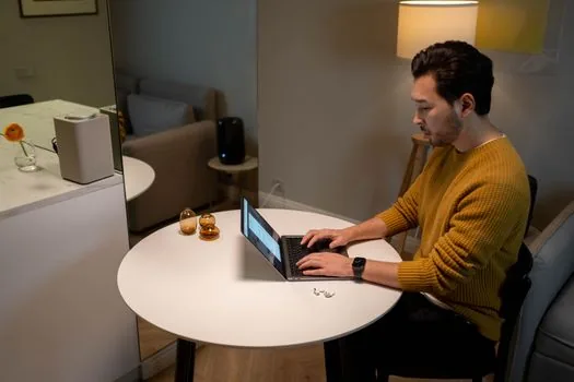 laptop showing Teams reconnecting message with network checklist and headset, Korean home office realistic photo | Teams 재연결 오류와 네트워크 상태를 확인하는 장면