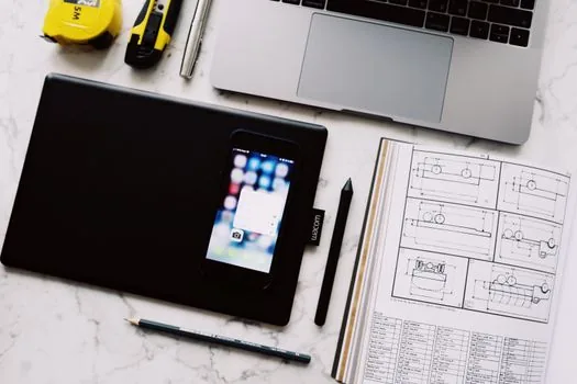 neatly arranged screenshots checklist for subscription cancellation, smartphone and notepad on table, realistic documentary style | 해지 전 캡처 체크리스트 | 결제일과 해지 접수 화면을 남겨두는 모습
