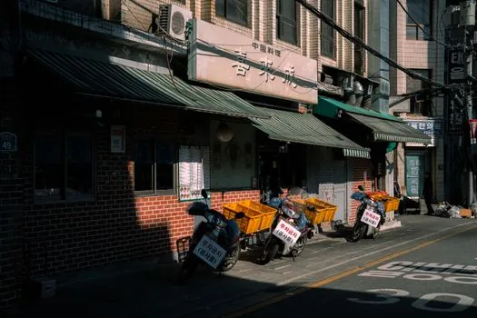 postal code error on overseas checkout form with country dropdown set to South Korea, Korean shopper correcting shipping address, realistic photo | 우편번호 오류와 국가 선택을 확인하는 장면