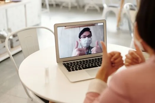remote meeting setup with laptop webcam microphone and Zoom update check screen before scheduled video call | 화상회의 전 Zoom 업데이트와 카메라 마이크 상태를 확인하는 장면
