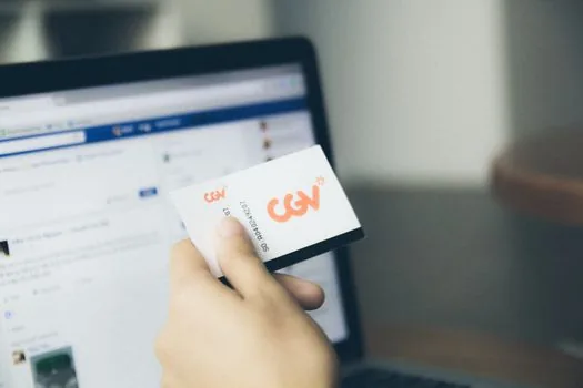 Several credit cards and simple household budget notebook showing points to cash deposit checklist, realistic Korean lifestyle photo, no brand logos