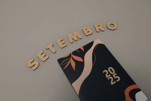 streaming release calendar on a desk showing September 9 and September 18 with Korean entertainment notes, no logos | 현빈과 손예진의 9월 공개 일정을 설명하는 캘린더 장면