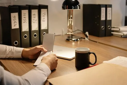video file error message on laptop with media files checklist and no personal information, realistic Korean desk photo | 동영상 파일 오류 원인을 점검하는 장면