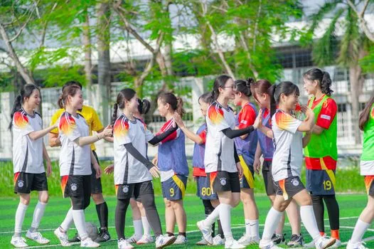 Vietnam national team players boarding team bus for international tournament, evening stadium lights, realistic sports travel photo | 베트남 대표팀이 새 국제대회를 준비하는 장면
