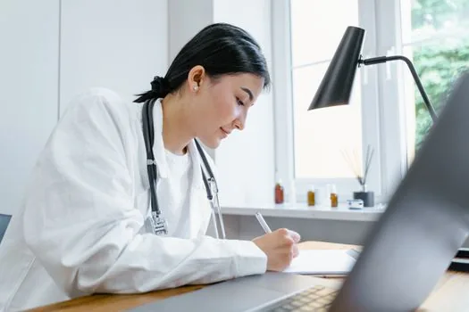 Korean doctor reviewing blood pressure and heart rhythm notes with patient in bright clinic room, realistic medical consultation photo, no text | 혈압과 심장 리듬 기록을 의료진과 확인하는 장면