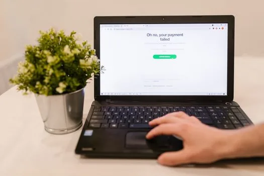 Korean driver choosing license pickup office on laptop while checking calendar and payment screen | 운전면허 갱신 수령기관과 결제 전 확인 항목을 점검하는 장면