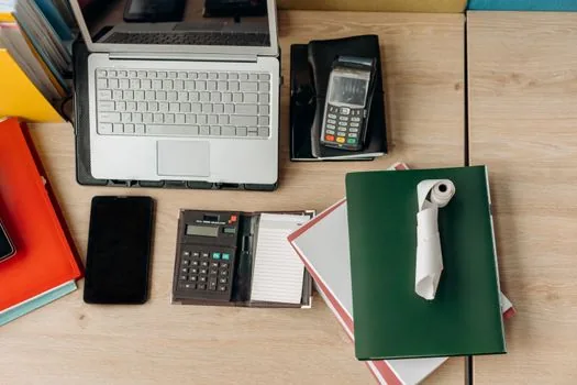 Korean office worker searching lost wallet on laptop with subway receipt and phone on desk | LOST112에서 지갑 습득물을 먼저 검색하는 장면