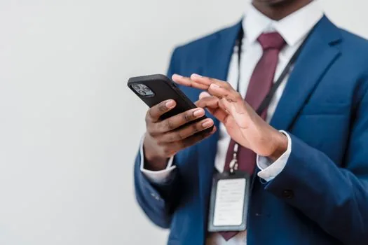 Korean person saving employment insurance history certificate as PDF and checking submission email on smartphone | PDF 저장 뒤 제출처 이메일과 발급일을 확인하는 장면