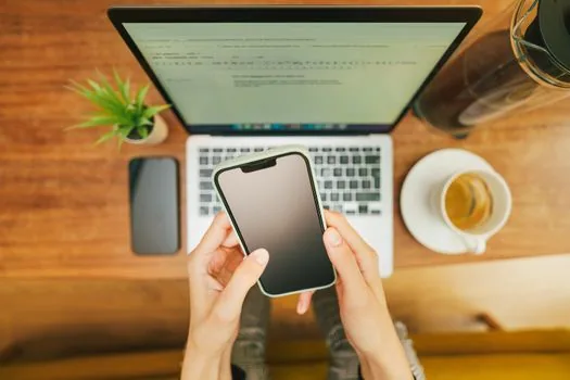 Korean person saving official certificate to mobile wallet and checking submission email on smartphone | 전자증명서 보관과 제출 가능 여부를 확인하는 장면