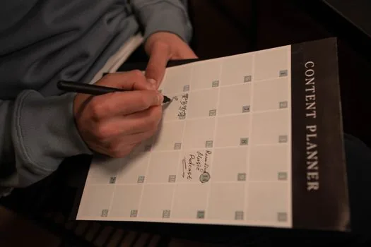 Korean resident calling apartment management office with maintenance bill, K-apt lookup notes and calendar on desk, realistic photo | K-apt 자료가 안 보일 때 관리사무소에 공개대상과 입력 월을 확인하는 장면