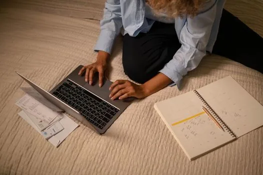 maternity notebook calendar and online welfare application on laptop | 출산예정일 40일 전 산모신생아 건강관리 신청 준비 장면