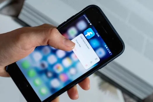 smartphone screen with social media report form, blurred video thumbnail, hands saving evidence, no readable private data | 동의 없는 촬영 게시물을 신고하기 전 증거를 보존하는 장면