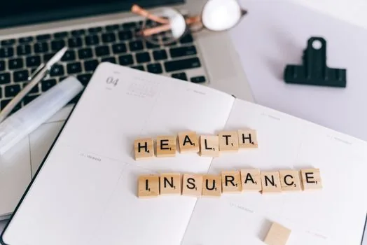 smartphone showing health insurance QR at clinic desk | 스마트폰으로 건강보험 자격 본인확인 QR을 준비하는 장면