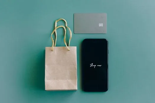 wallet identification card and smartphone on hospital appointment paper | 병원 예약표 옆에 신분증과 스마트폰을 함께 준비한 장면