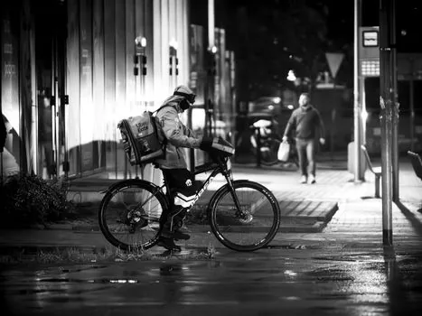 Delivery rider politely asking restaurant owner before filling a reusable water bottle near counter | 배달기사가 매장 직원에게 물을 받아도 되는지 먼저 묻는 장면