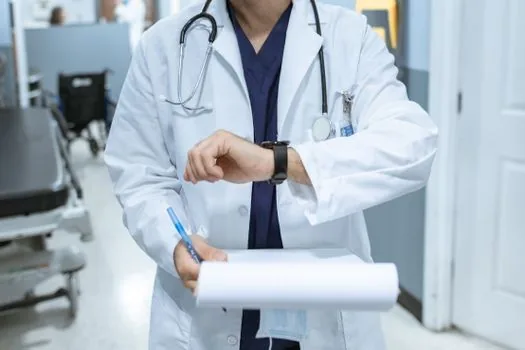 Doctor explaining vaccine schedule to immunocompromised patient with medical documents and calendar, bright consultation room, realistic healthcare scene | 면역저하자 접종 일정과 증빙서류를 의료진에게 확인하는 장면