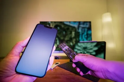 smartphone showing a viral short video interface while viewers check whether a synchronized dance clip is AI or real, Korean festival context with ginseng basket on table, realistic editorial photography, no logos, no readable text