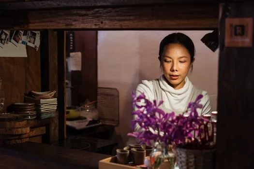 Small restaurant counter with simple Korean notice sign asking visitors to request staff before using water purifier | 정수기 이용 전 직원에게 문의하라는 매장 안내문 장면